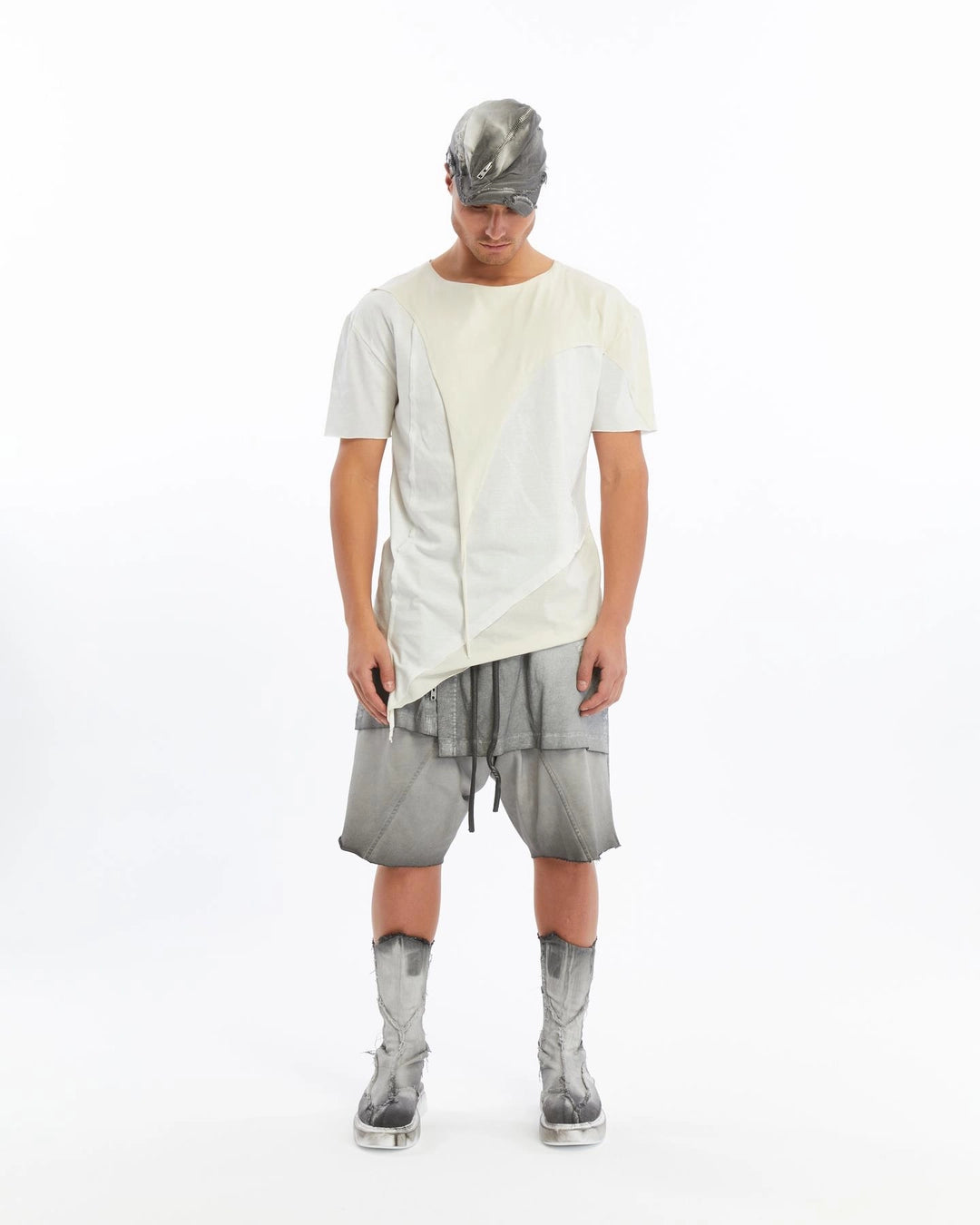 WHITE ACIMETRICAL PATCH T-SHIRT