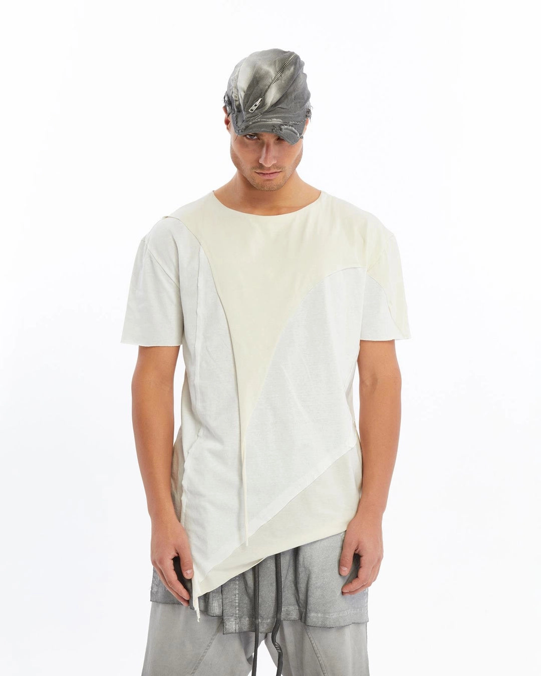 WHITE ACIMETRICAL PATCH T-SHIRT