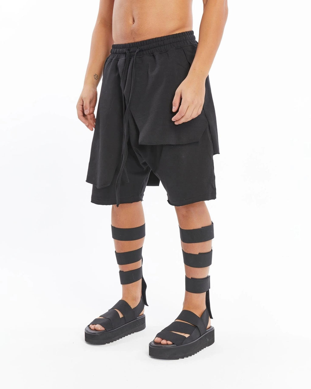 BLACK COVERED CAPRI