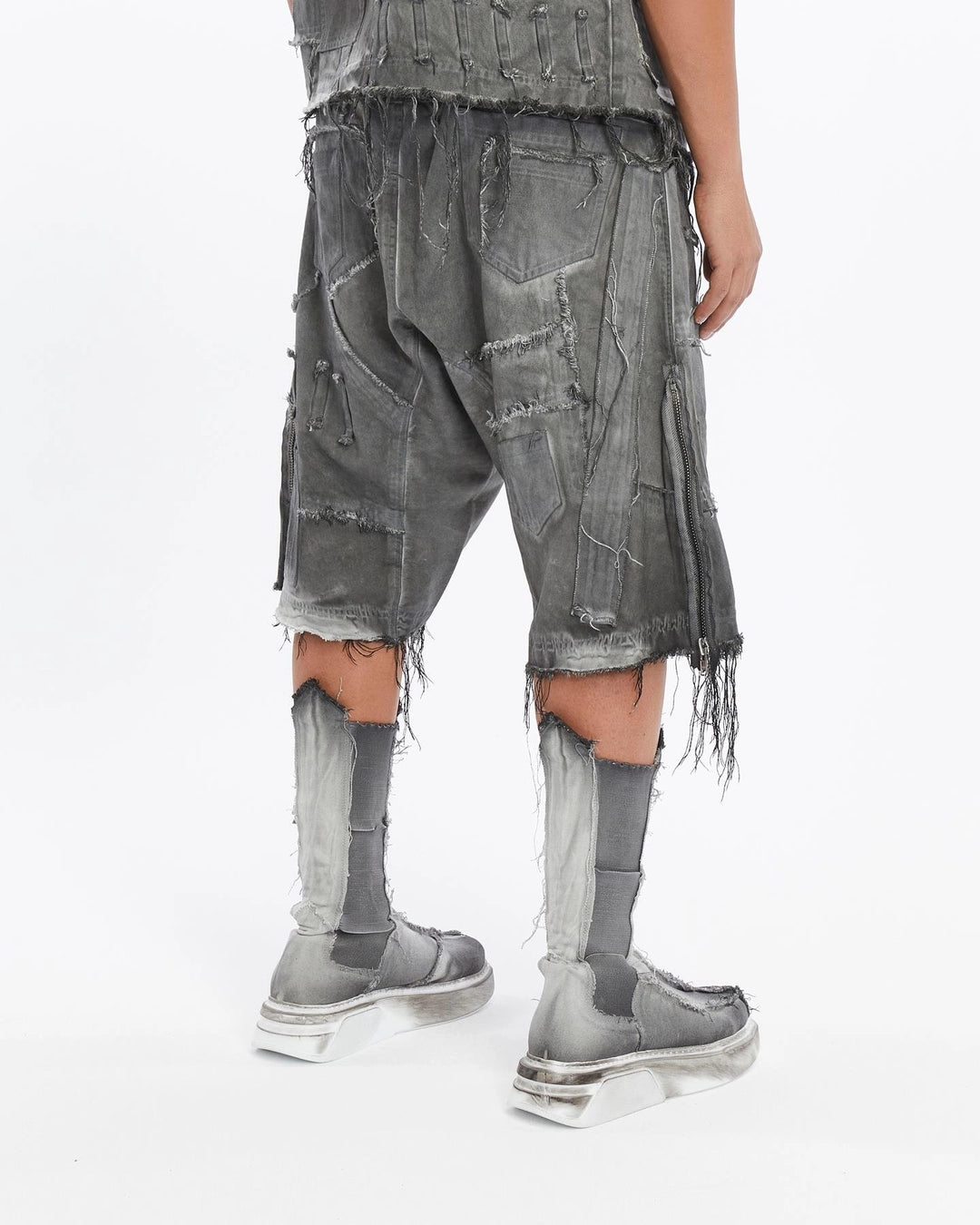 GREY DIRTY PATCHED CAPRI