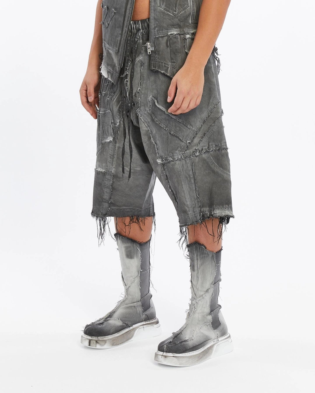 GREY DIRTY PATCHED CAPRI