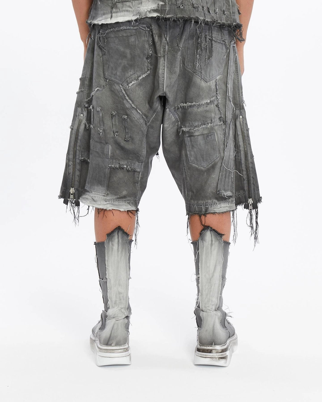 GREY DIRTY PATCHED CAPRI