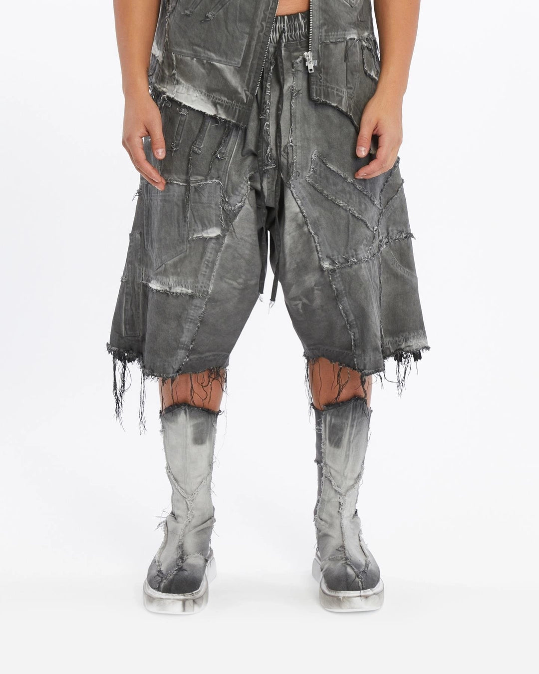 GREY DIRTY PATCHED CAPRI