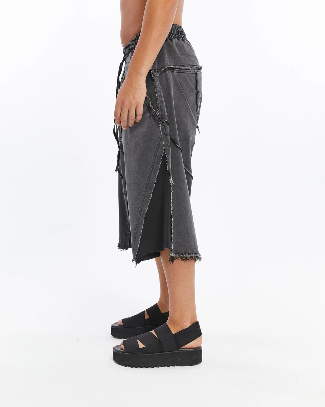 STONE BLACK DIRTY SEWING CAPRI