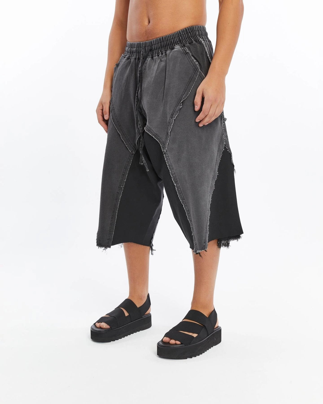 STONE BLACK DIRTY SEWING CAPRI