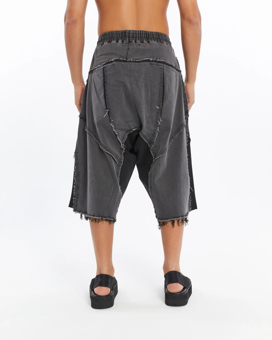 STONE BLACK DIRTY SEWING CAPRI