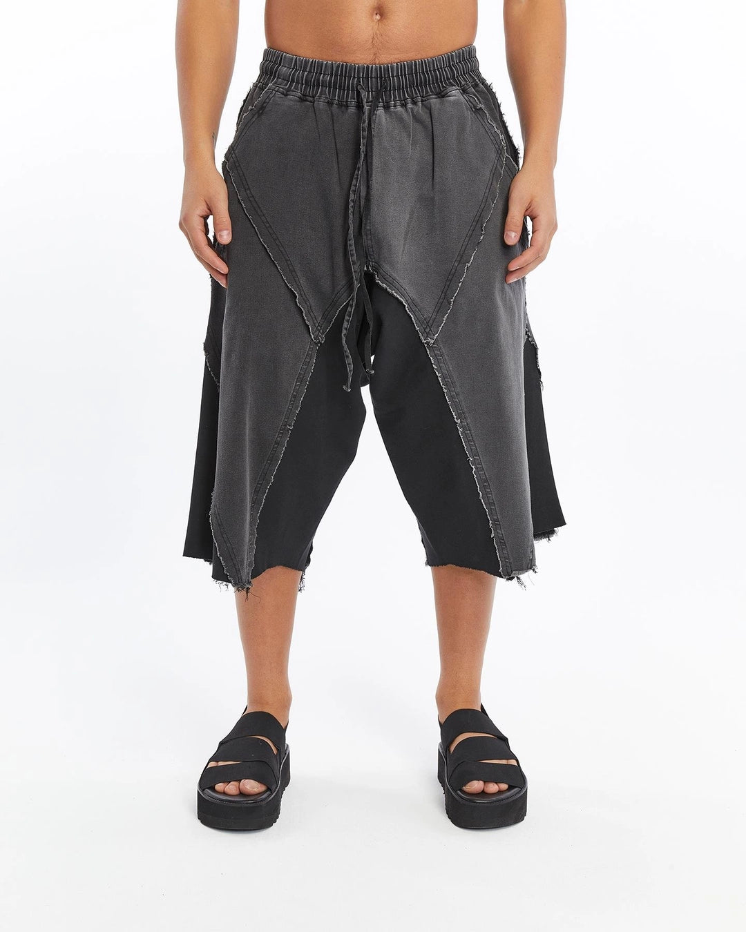 STONE BLACK DIRTY SEWING CAPRI