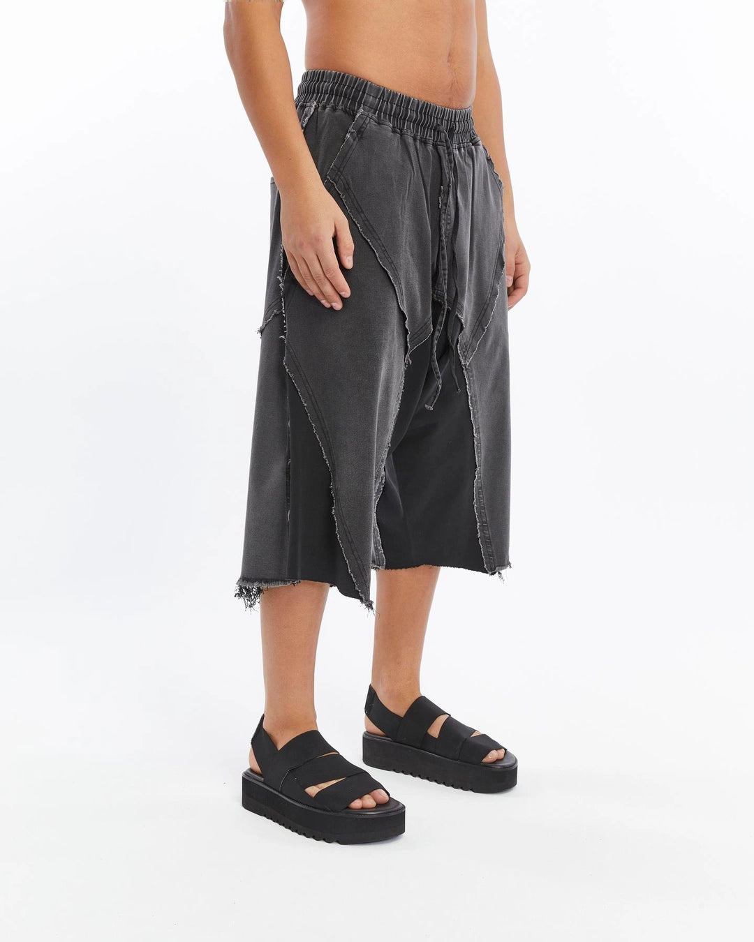 STONE BLACK DIRTY SEWING CAPRI