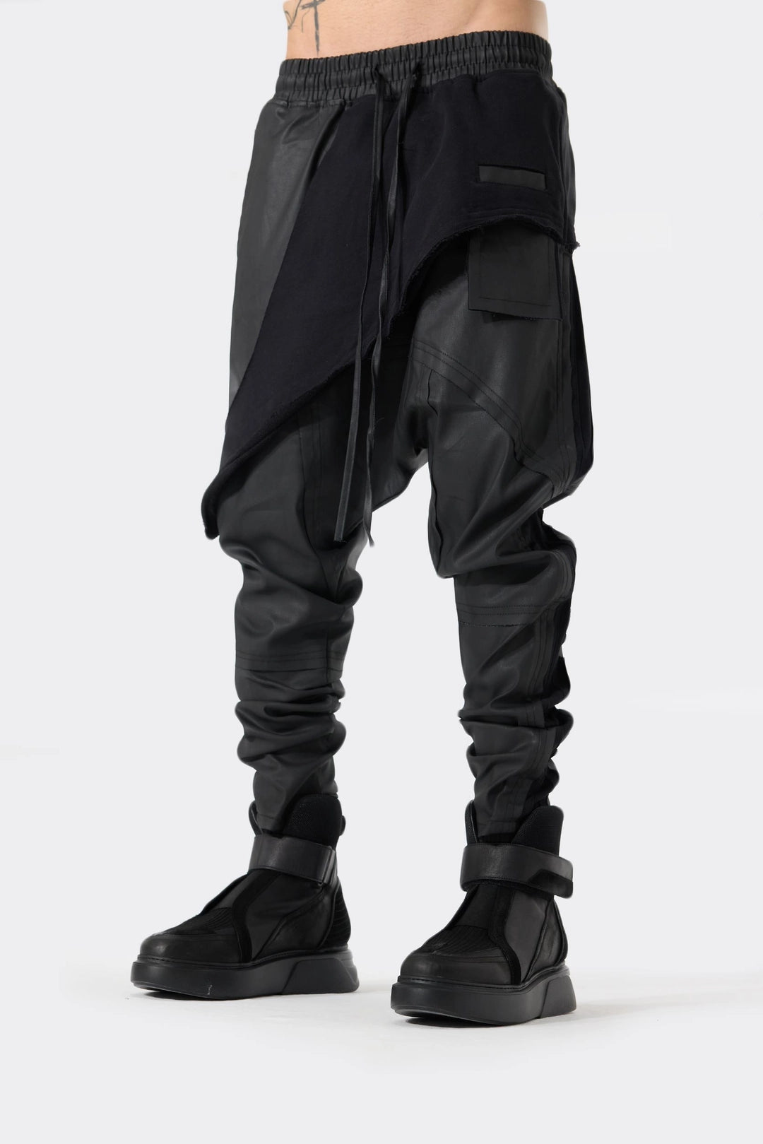 BLACK PIECED PANT