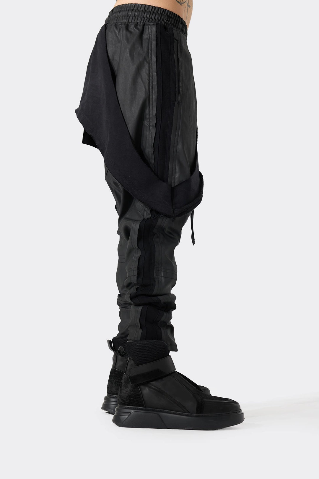 BLACK PIECED PANT