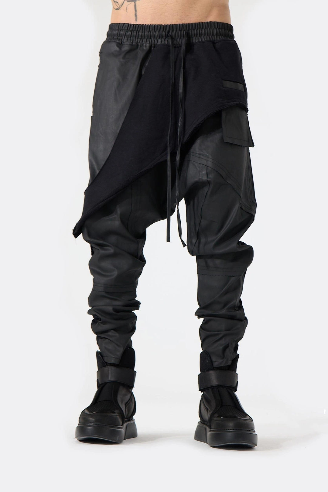 BLACK PIECED PANT
