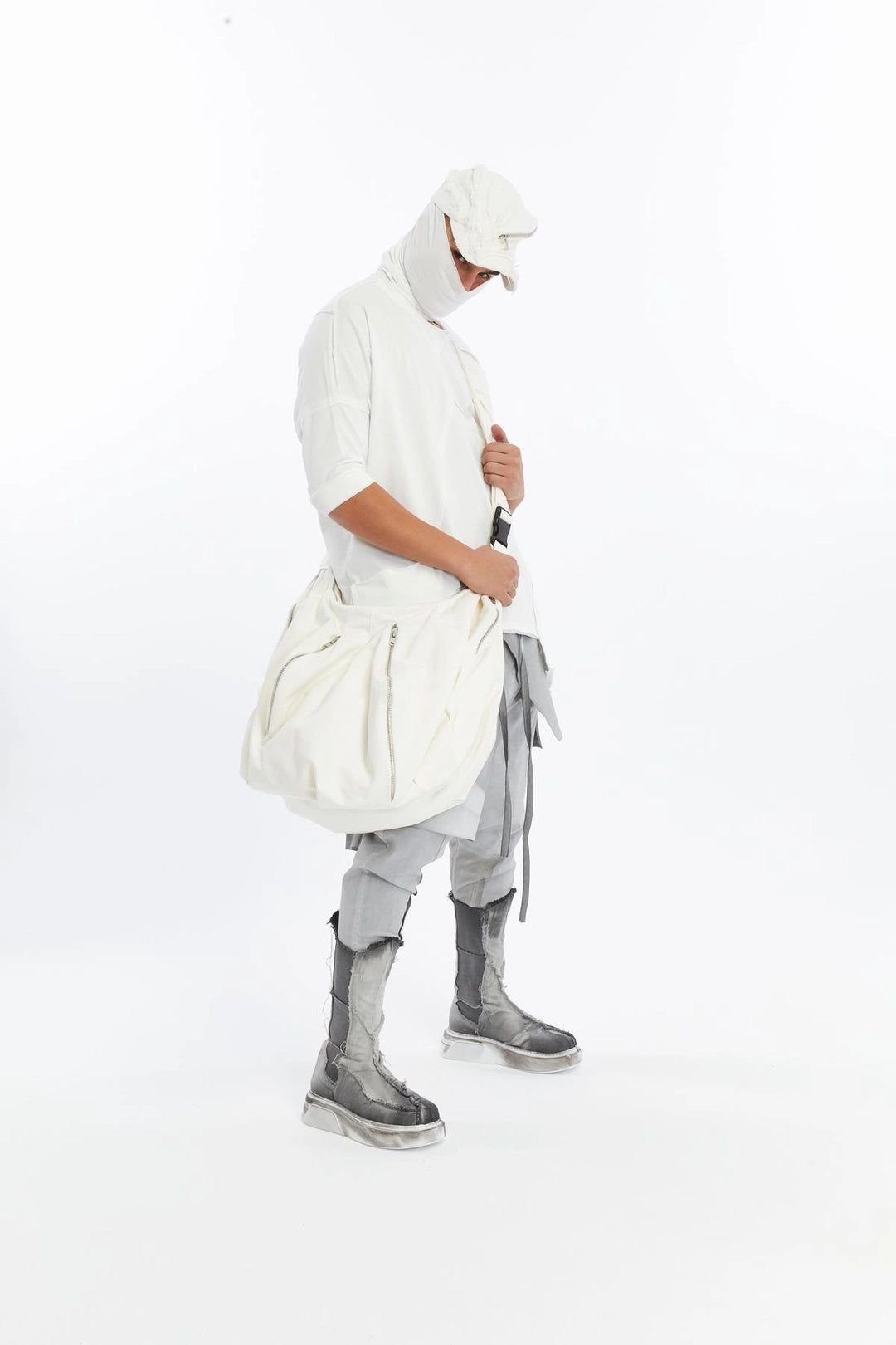 WHITE ZIPPER POCKET BAG