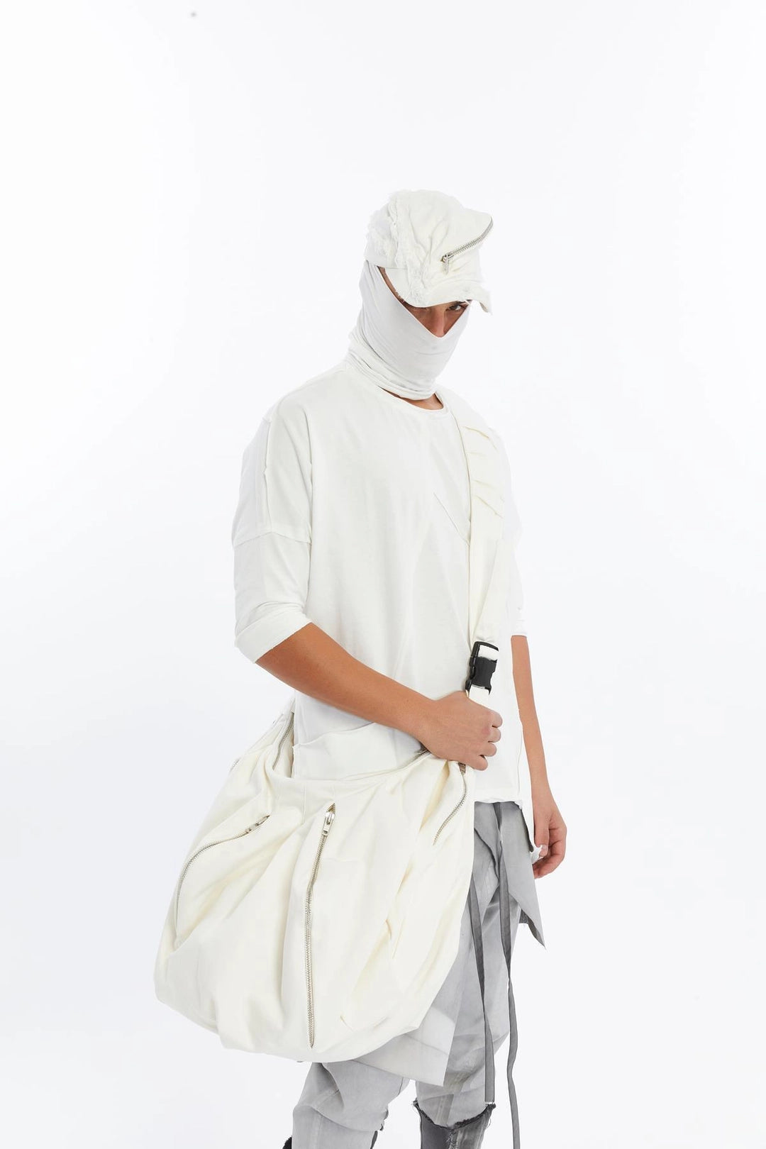 WHITE ZIPPER POCKET BAG