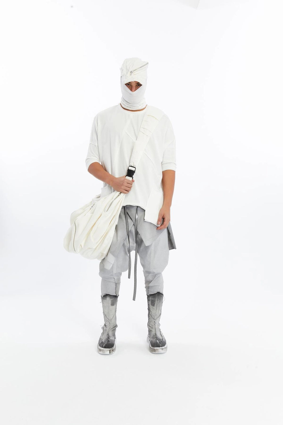 WHITE ZIPPER POCKET BAG